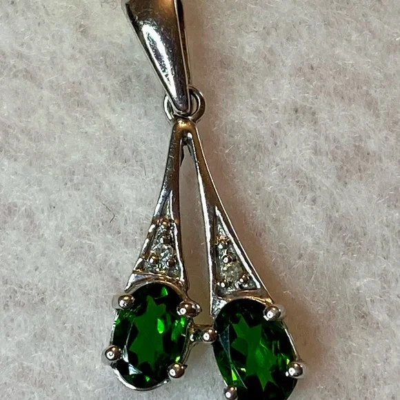 Chrome diopside enhancer